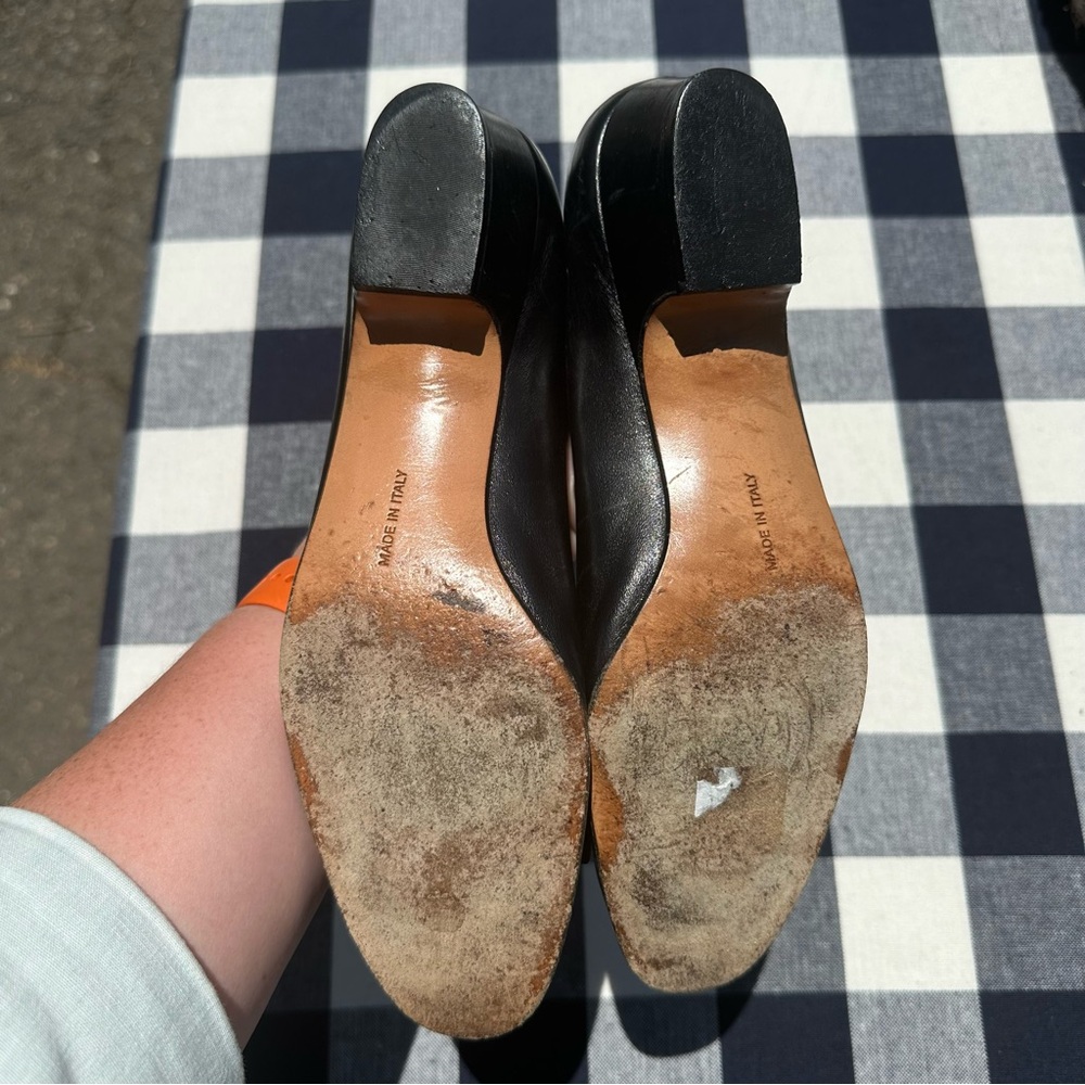 Salvatore Ferragamo Black and Gold Heels with Elegant Design - Picture 4 of 8